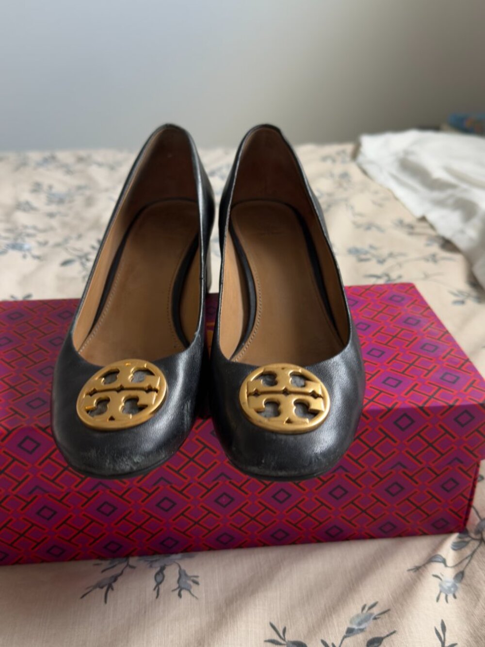 Tory Burch Black Leather Chelsea Block Heels Pumps - Picture 2 of 6